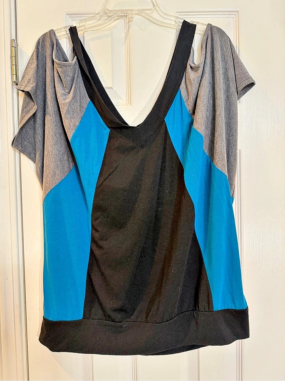 Eyeshadow Color Block Open Shoulder Top in Black, Gray, & Blue; Like New size 1X